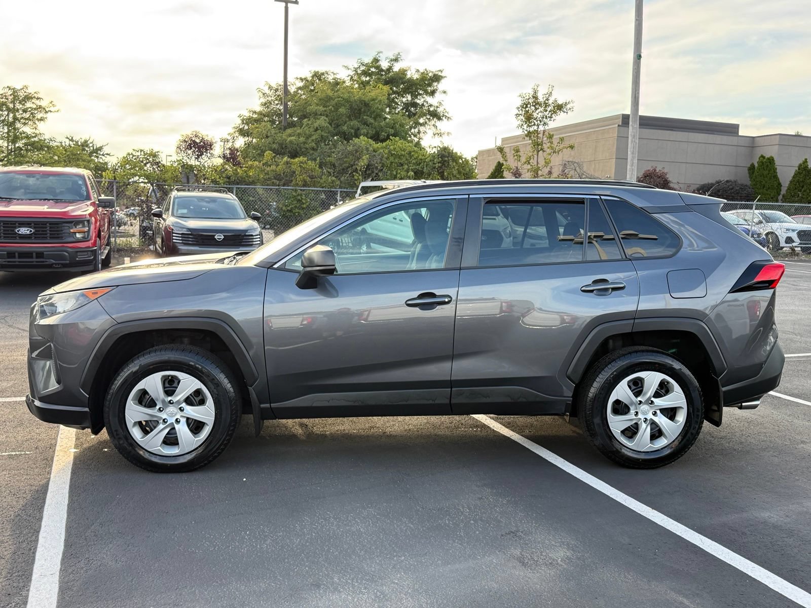 Used 2021 Toyota RAV4 LE AWD/4WD image 7