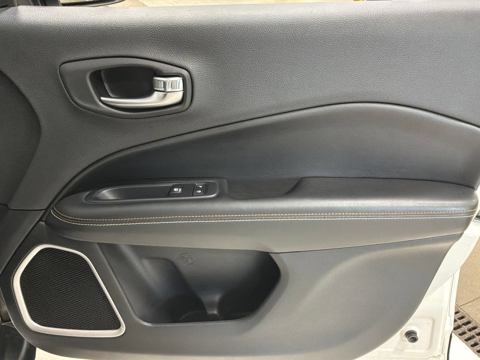 Used 2018 Jeep Compass Latitude w/ Popular Equipment Group AWD/4WD image 23