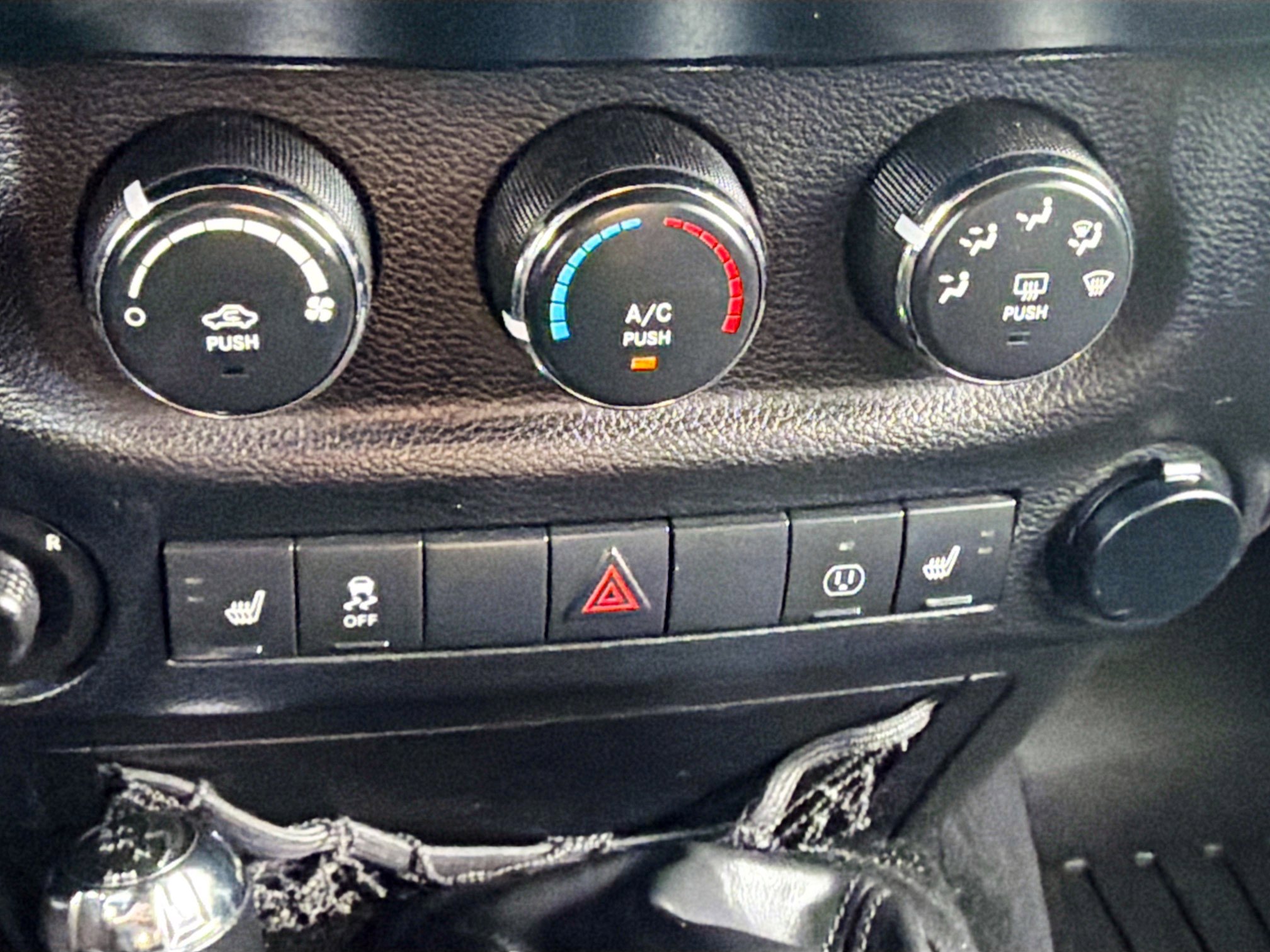 Used 2013 Jeep Wrangler Unlimited Sahara image 14