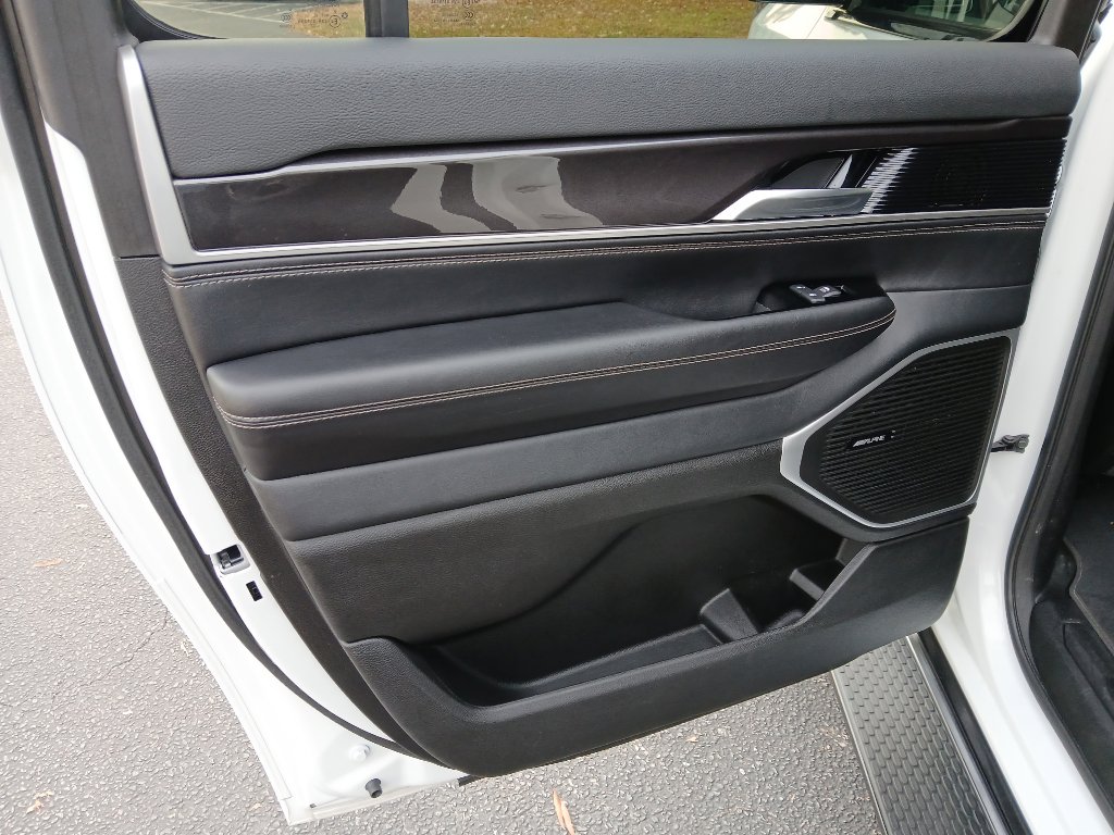 Used 2024 Jeep Wagoneer L Base image 25