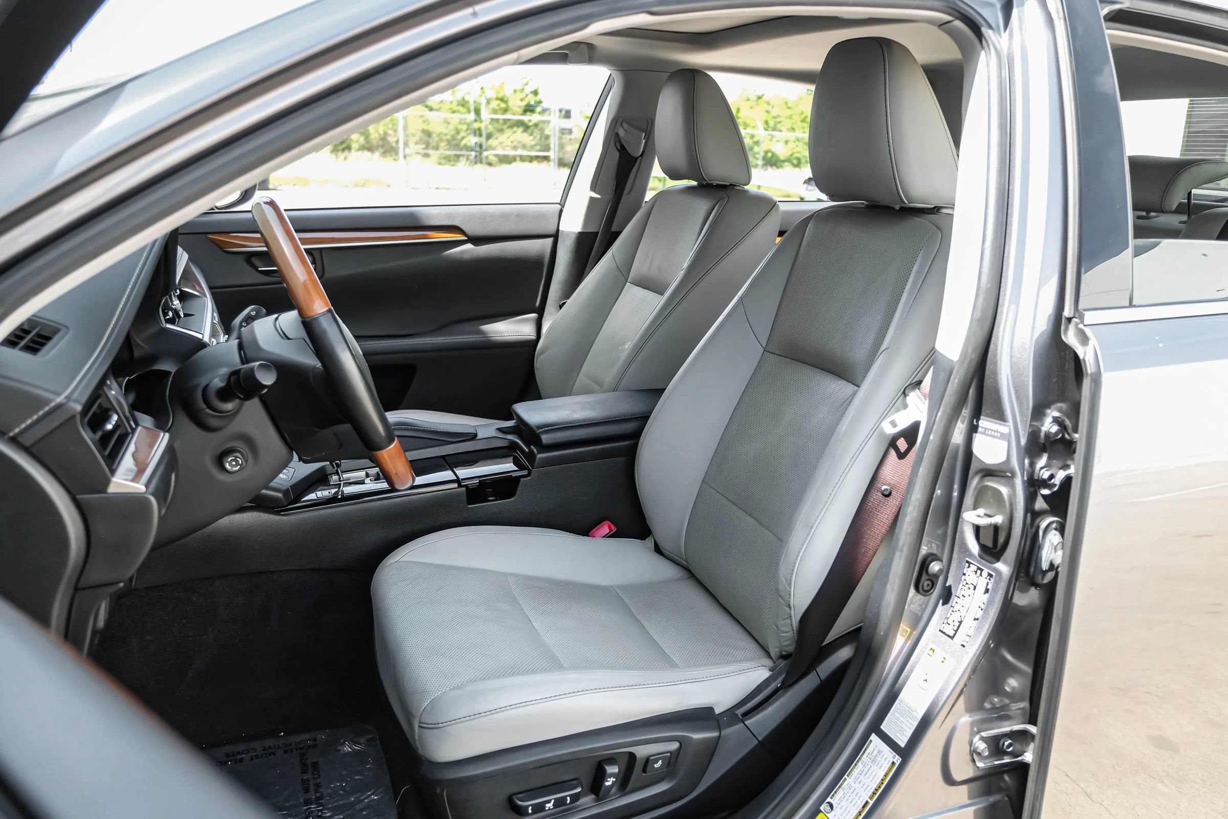 Used 2014 Lexus ES 300h w/ Luxury Package w/Bamboo Trim FWD image 28