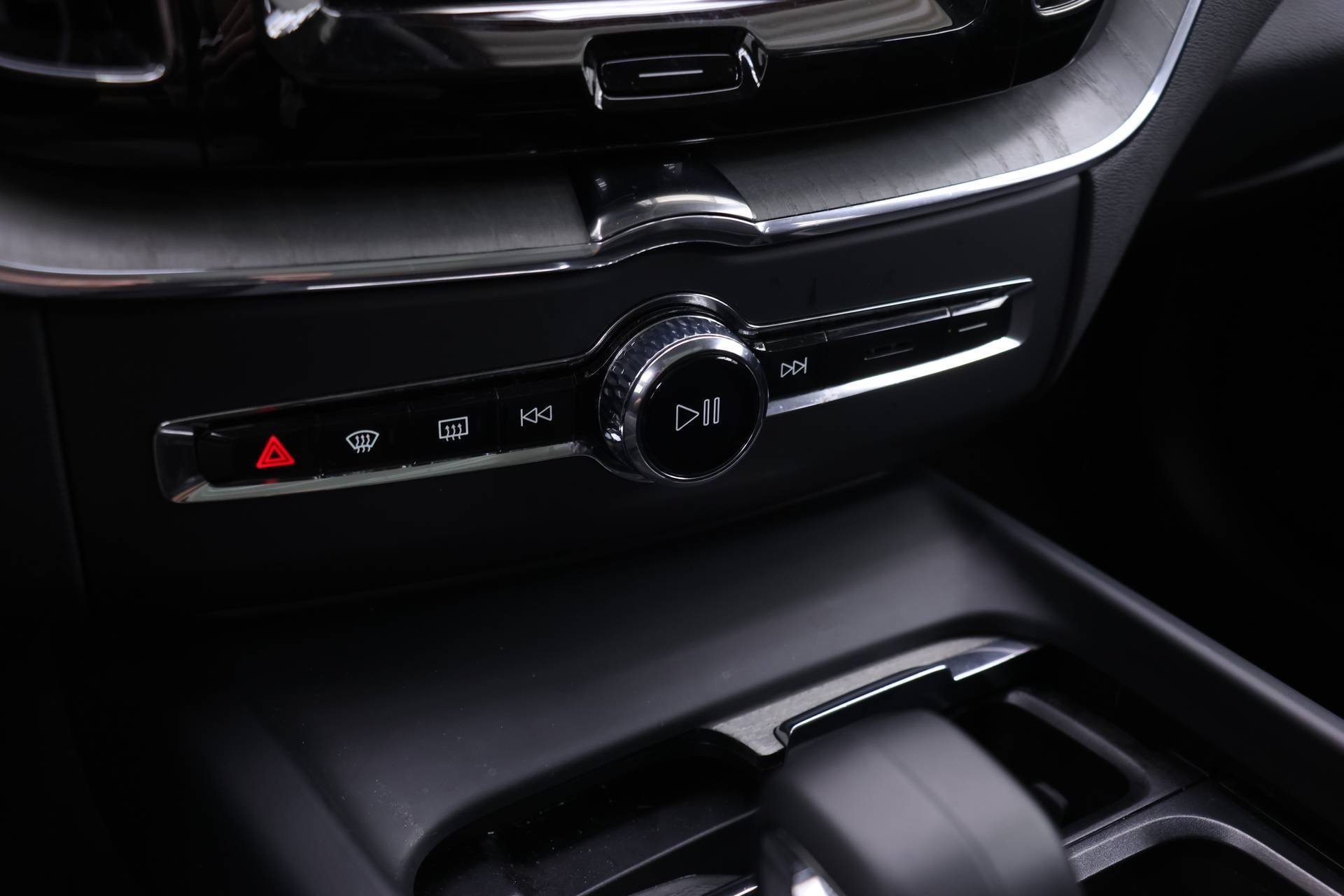 Certified 2025 Volvo XC60 B5 Plus image 7