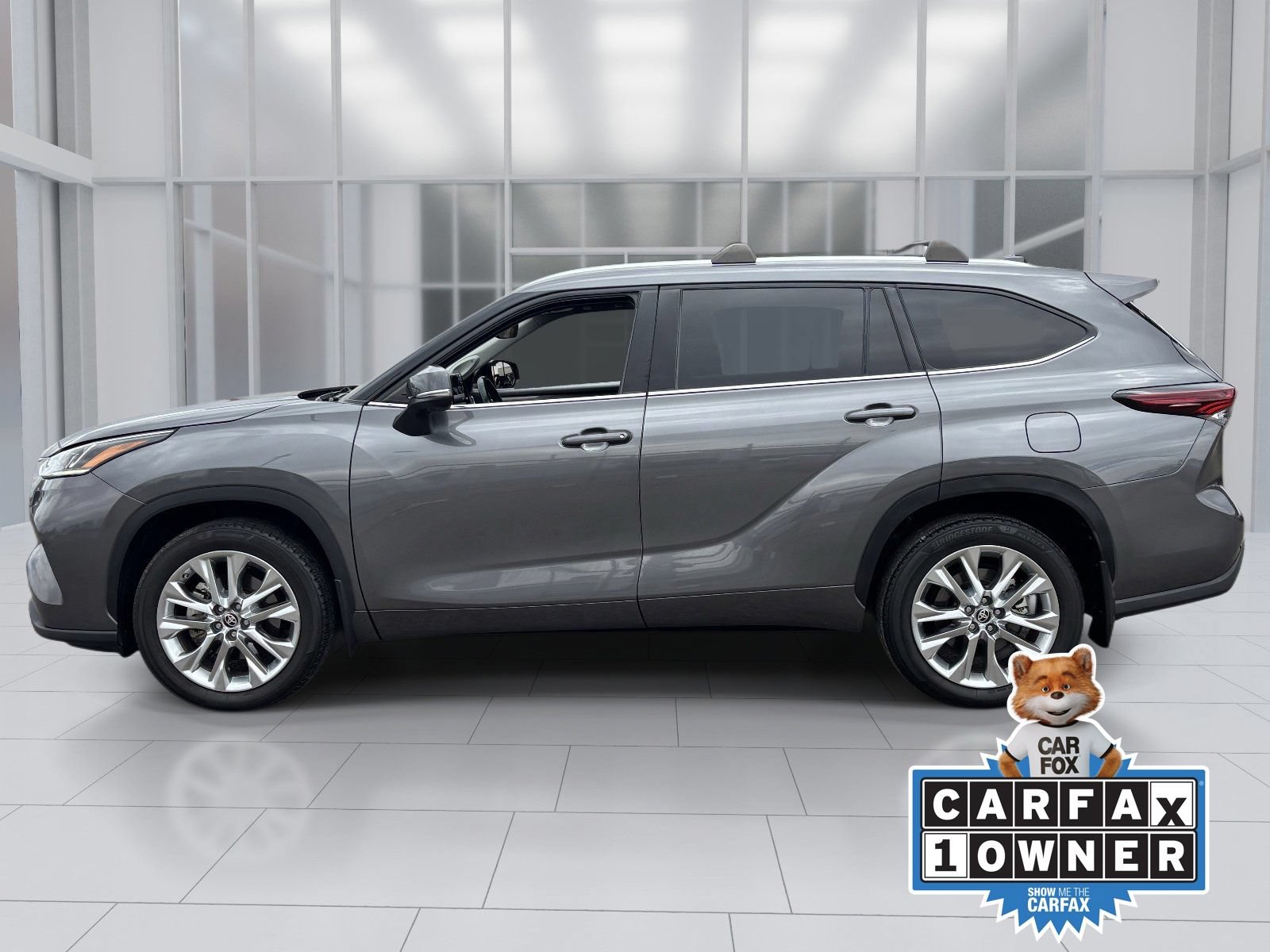 Used 2024 Toyota Highlander Limited FWD image 3