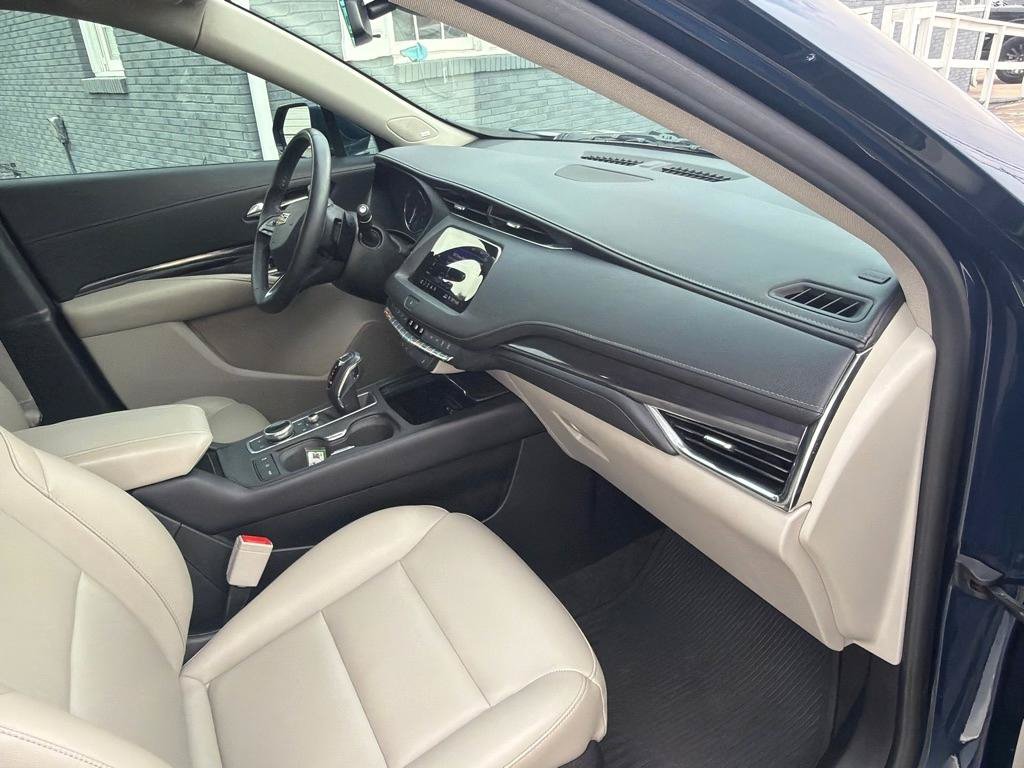 Used 2019 Cadillac XT4 Luxury w/ Cold Weather Package FWD image 16