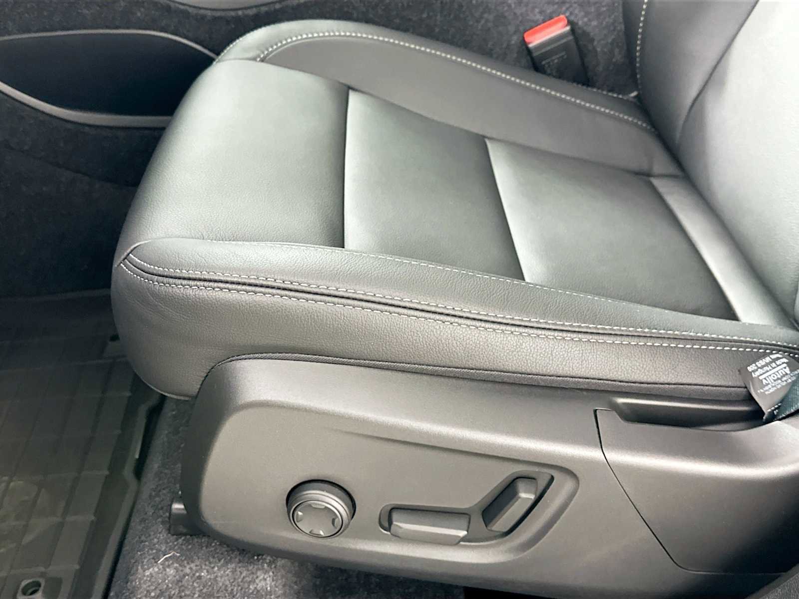 Certified 2025 Volvo XC40 B5 Core w/ Protection Package Premier image 17