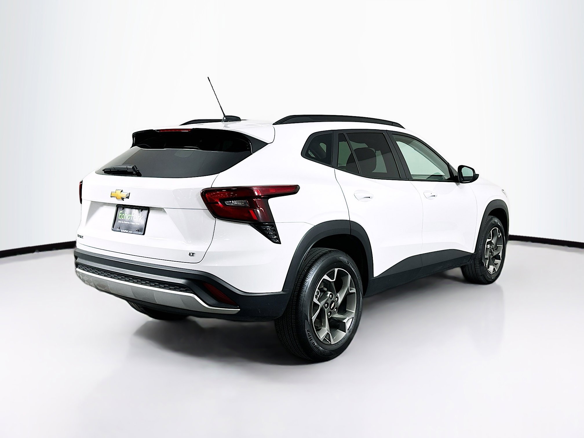 Used 2025 Chevrolet Trax LT w/ LT Convenience Package FWD image 9