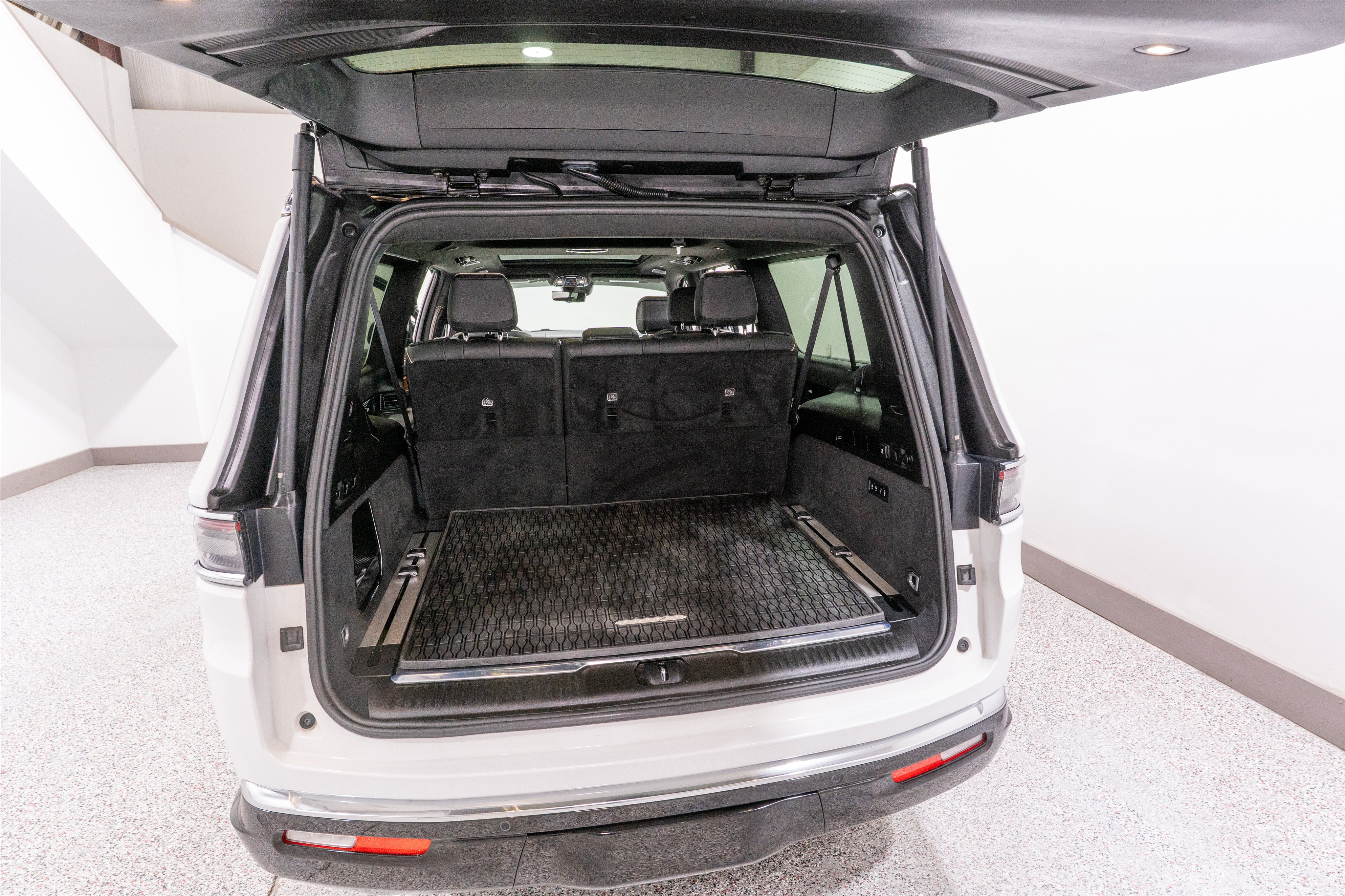 Used 2024 Jeep Grand Wagoneer L Series III AWD/4WD image 38