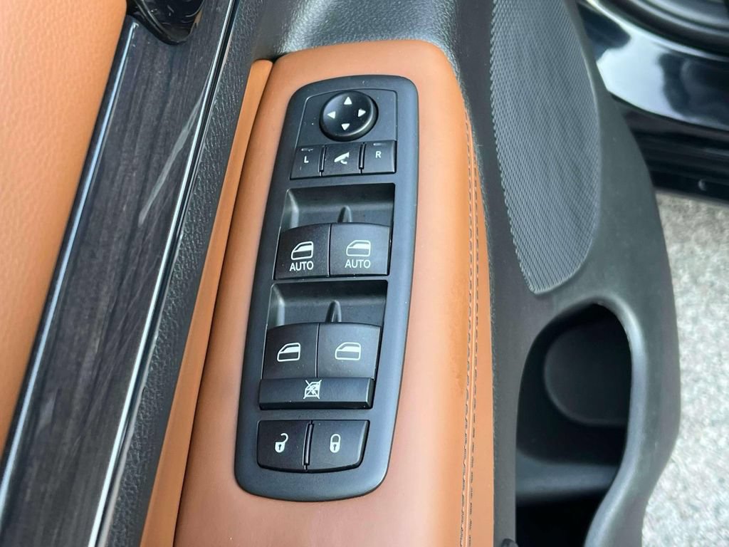 Used 2020 Jeep Grand Cherokee Overland AWD/4WD image 25