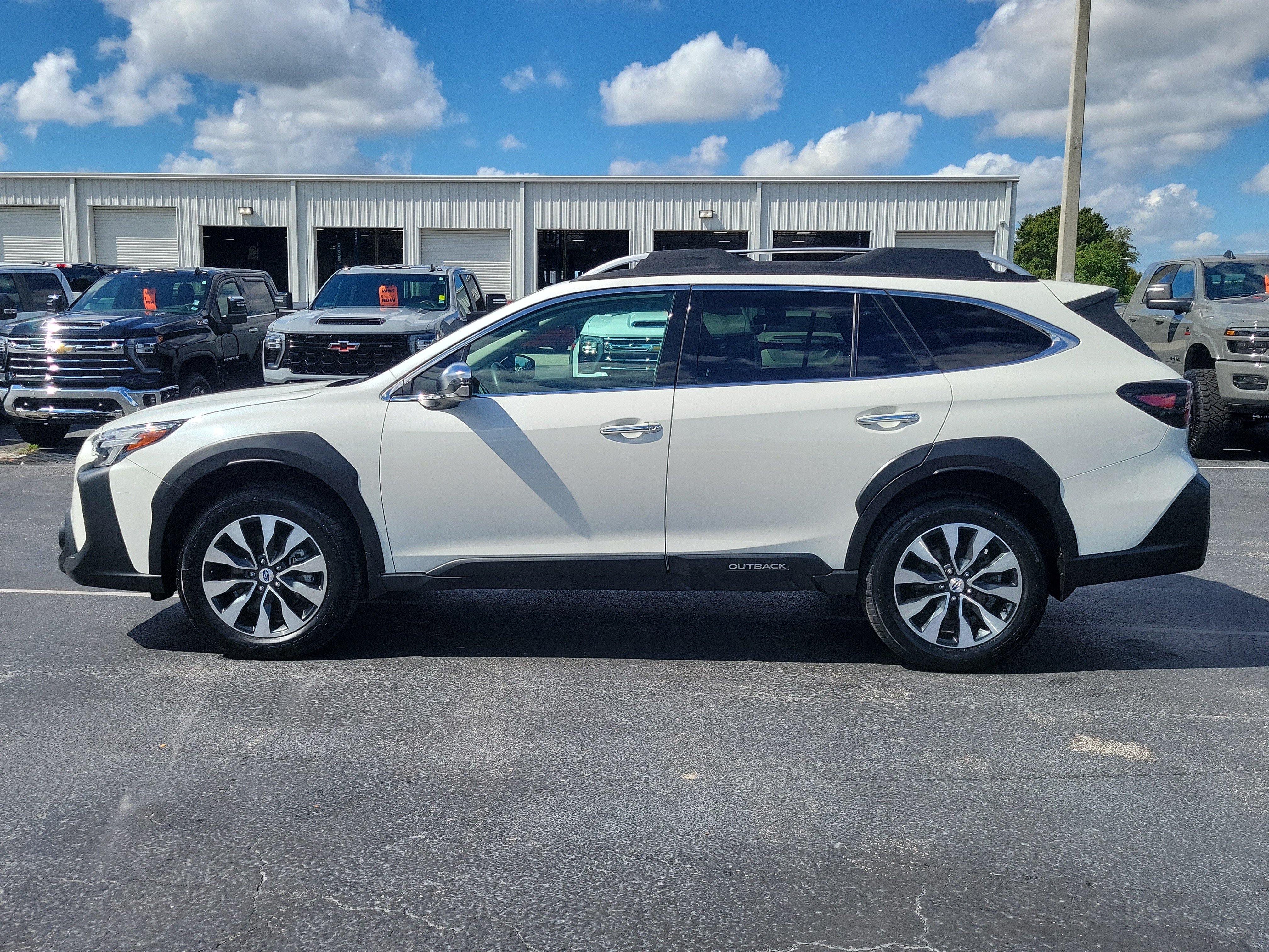Used 2023 Subaru Outback Touring AWD/4WD image 6