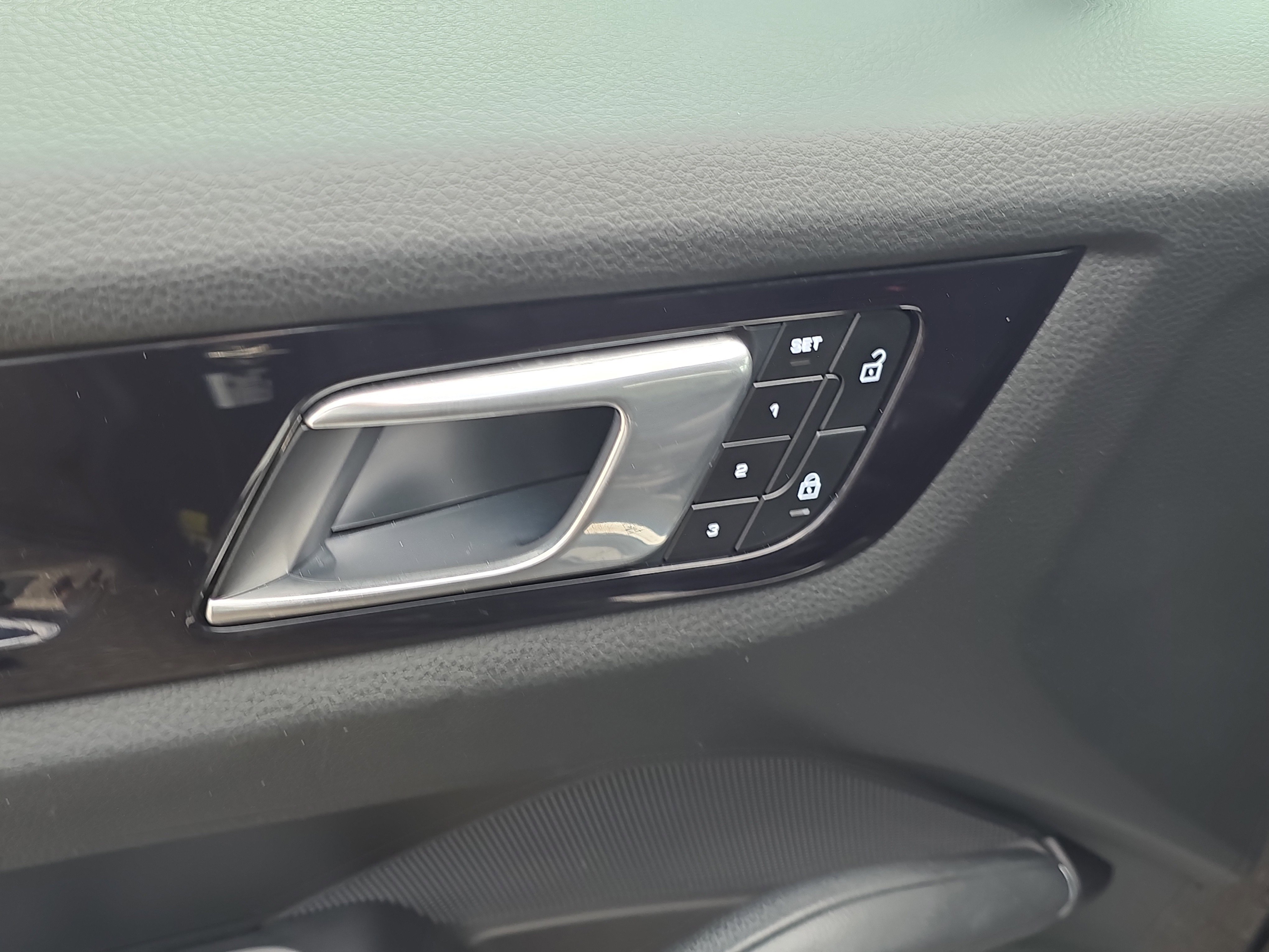 Used 2023 Porsche Cayenne S Platinum image 17