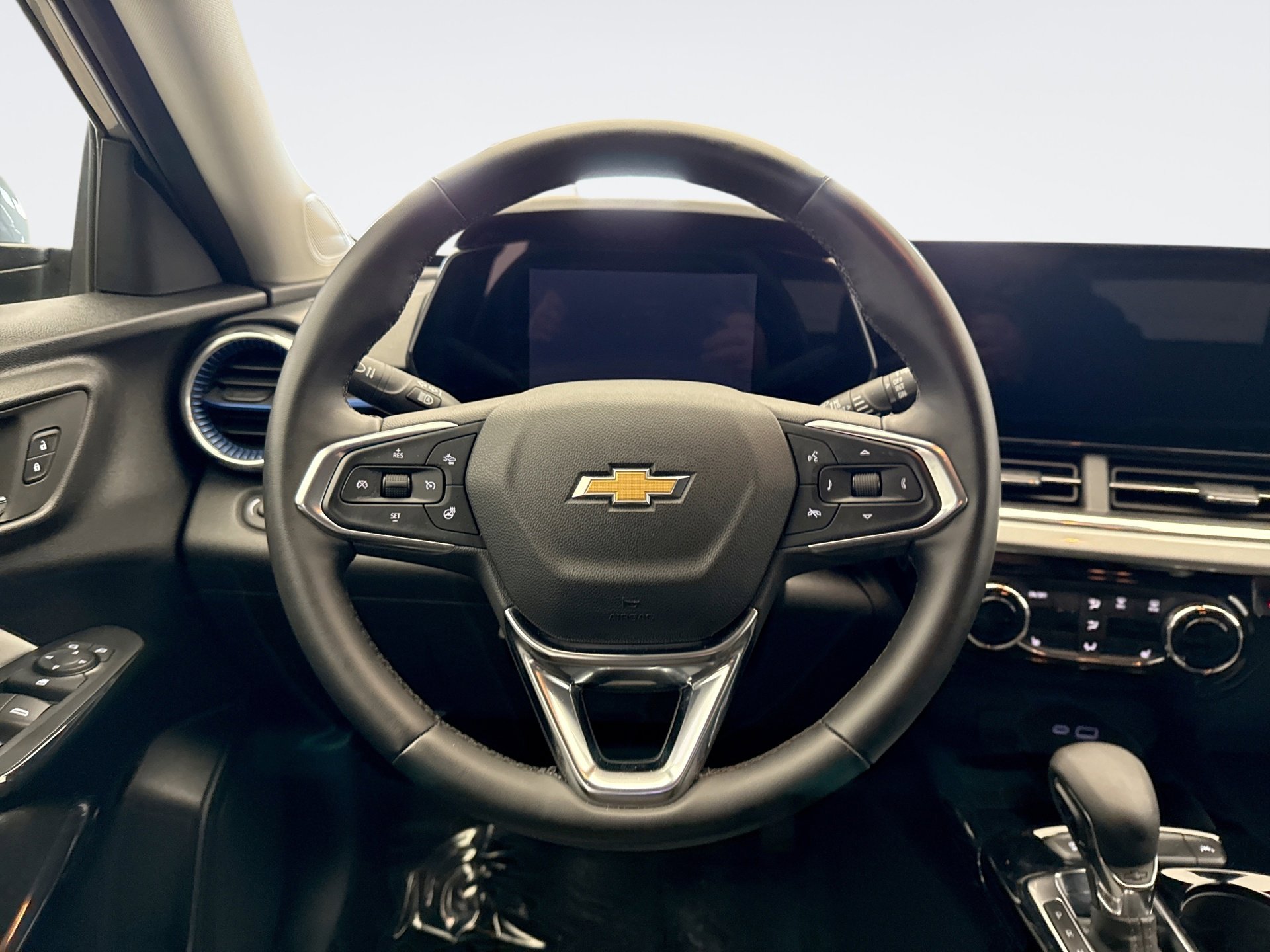 Used 2025 Chevrolet Trax LT w/ Driver Confidence Package image 12