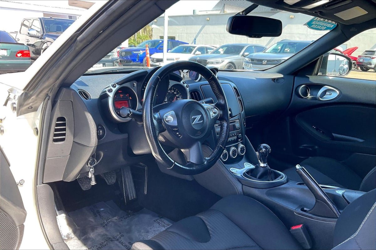 Used 2020 Nissan 370Z Coupe RWD image 11