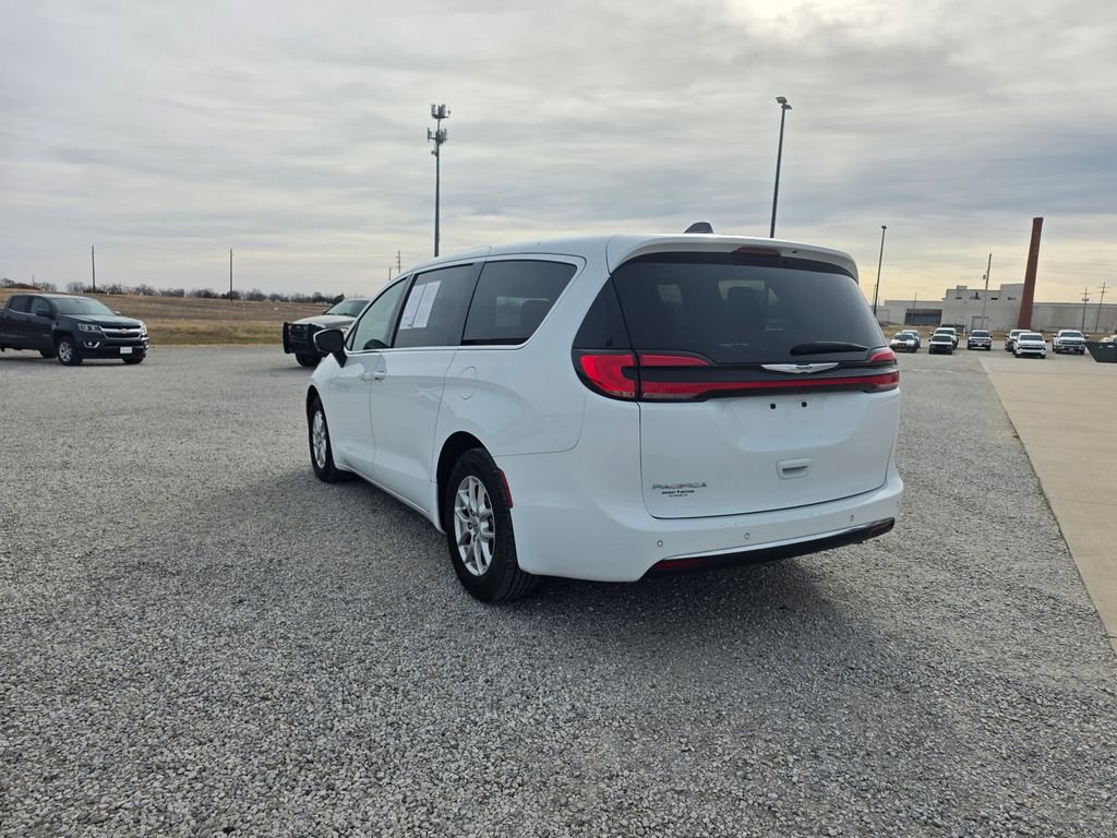 Used 2023 Chrysler Pacifica Touring-L image 5