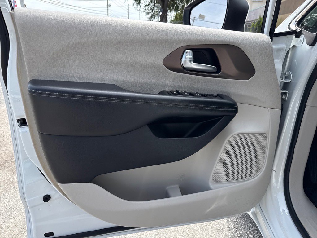 Used 2020 Chrysler Voyager Lxi image 10