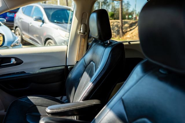 Used 2020 Chrysler Pacifica Limited image 30