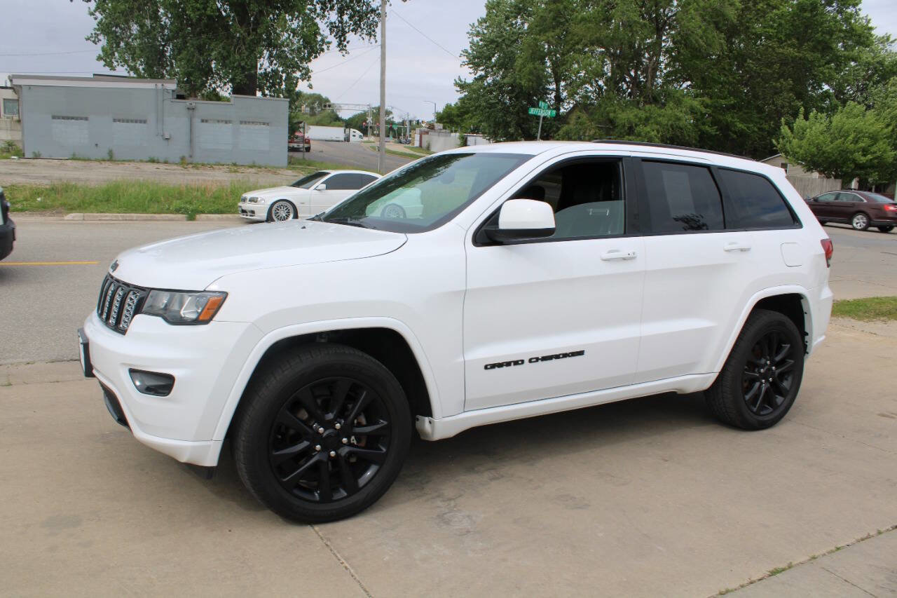Used 2018 Jeep Grand Cherokee Altitude AWD/4WD image 4