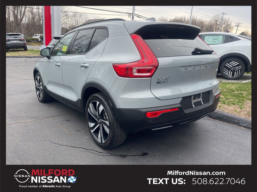 Used 2025 Volvo XC40 B5 Plus image 3