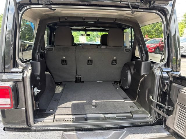 Used 2022 Jeep Wrangler Unlimited Sahara AWD/4WD image 15