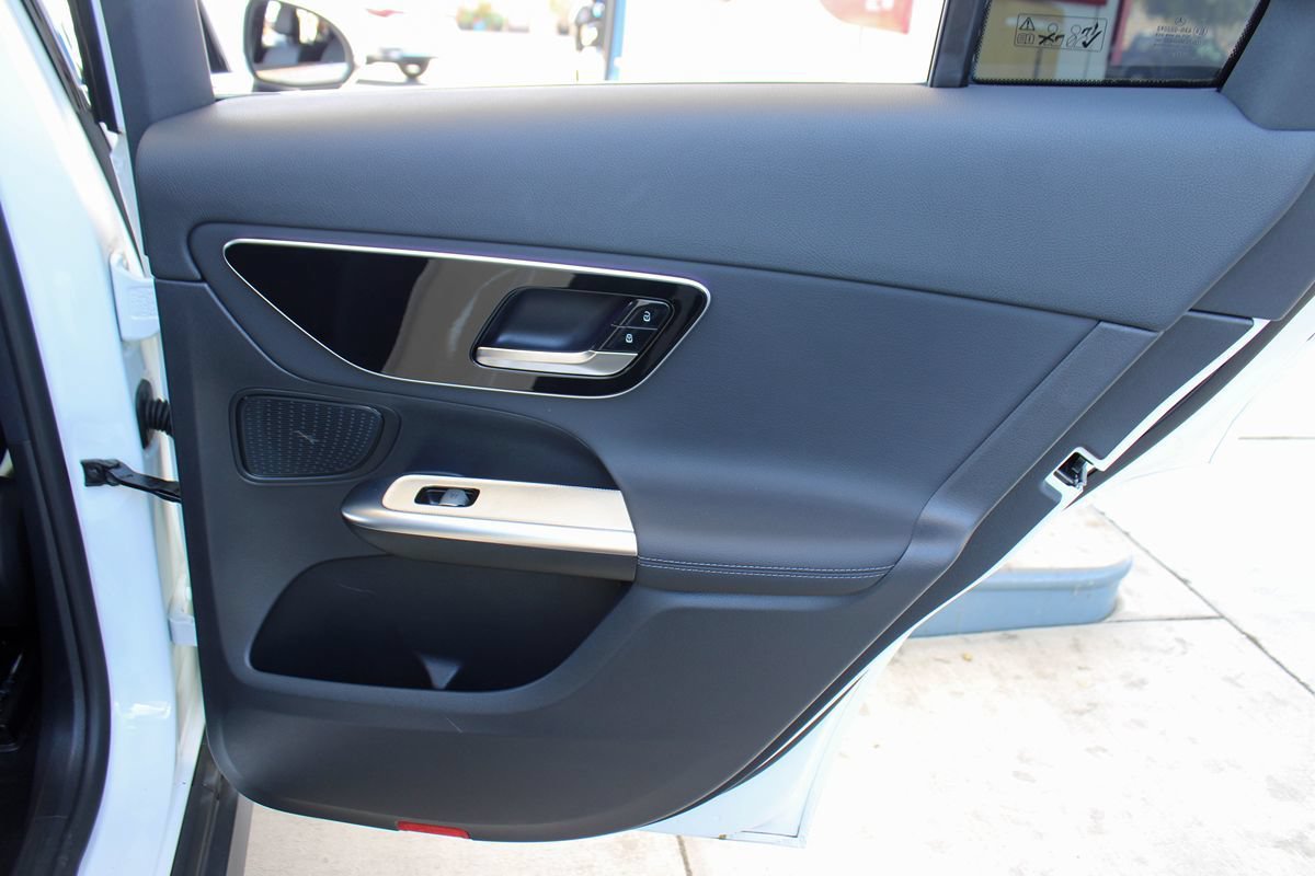 Used 2025 Mercedes-Benz GLC 350e 4MATIC image 41