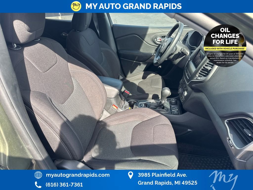 Used 2019 Jeep Cherokee Latitude w/ Cold Weather Group AWD/4WD image 23