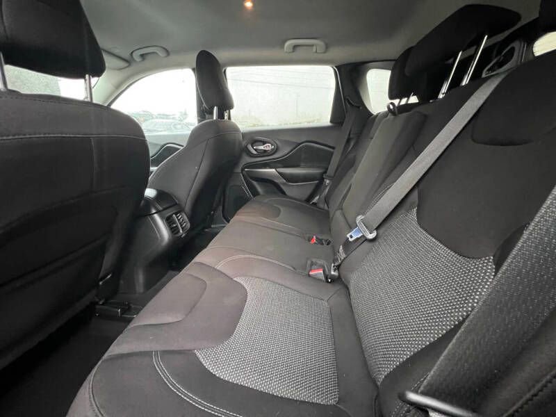 Used 2021 Jeep Cherokee Latitude image 11