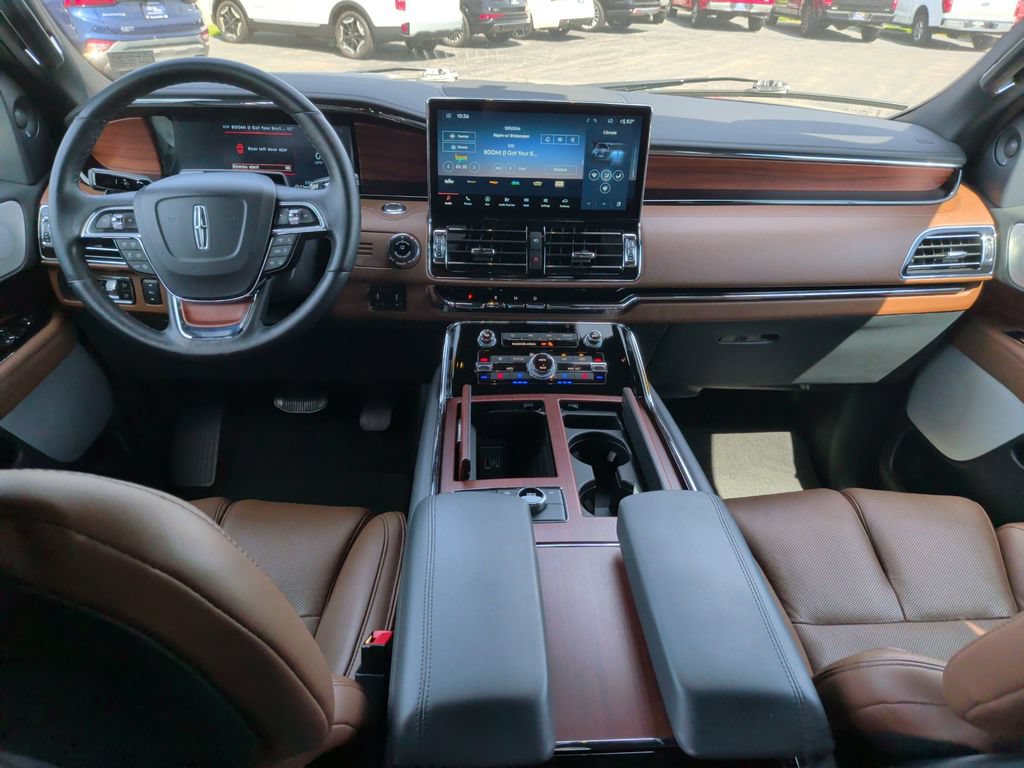 Used 2023 Lincoln Navigator Reserve AWD/4WD image 2