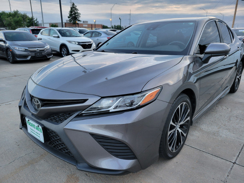 Used 2018 Toyota Camry SE FWD image 3