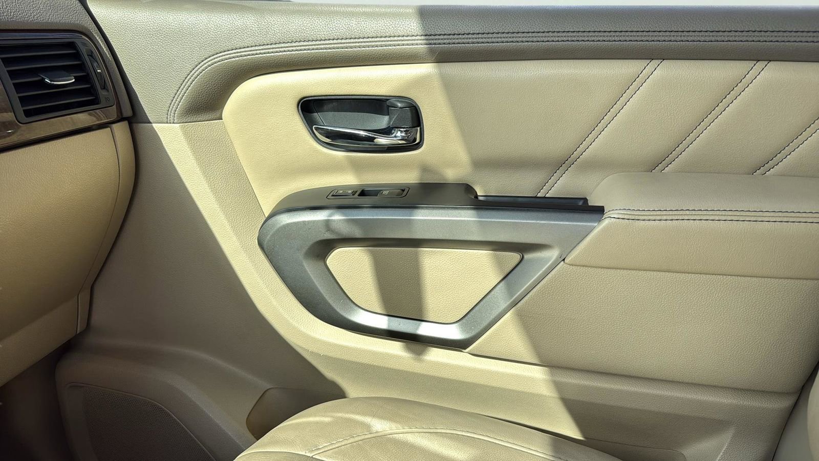 Used 2015 Nissan Armada Platinum image 23