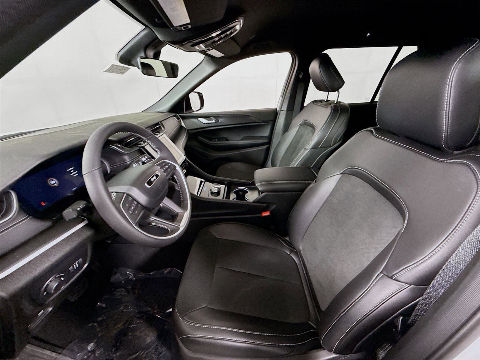 New 2025 Jeep Grand Cherokee Altitude image 15