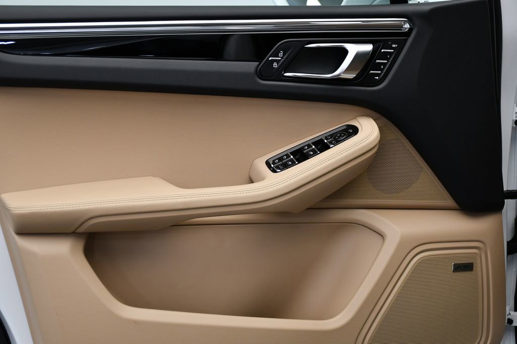 Certified 2025 Porsche Macan image 34