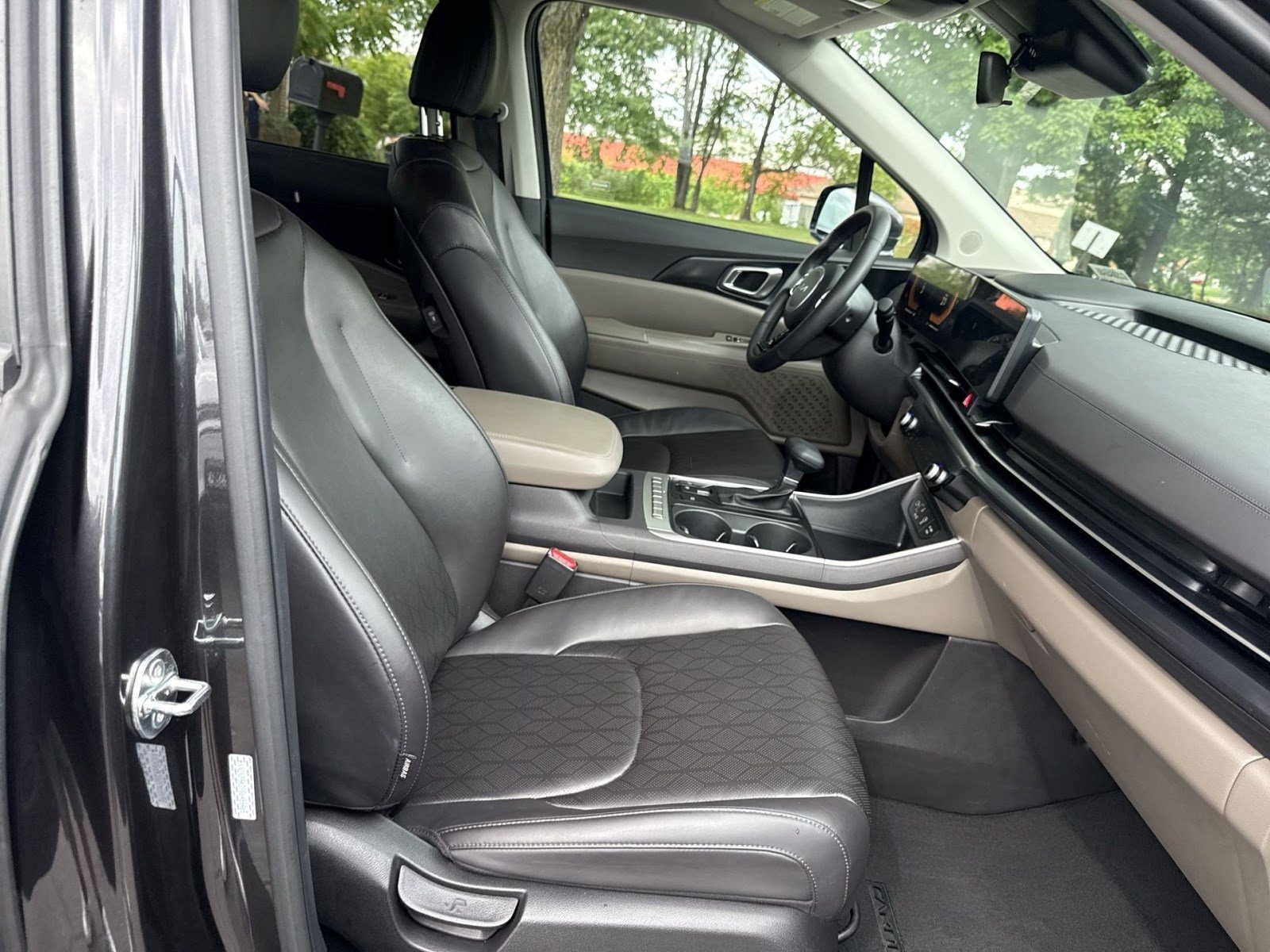 Used 2025 Kia Carnival FWD image 25