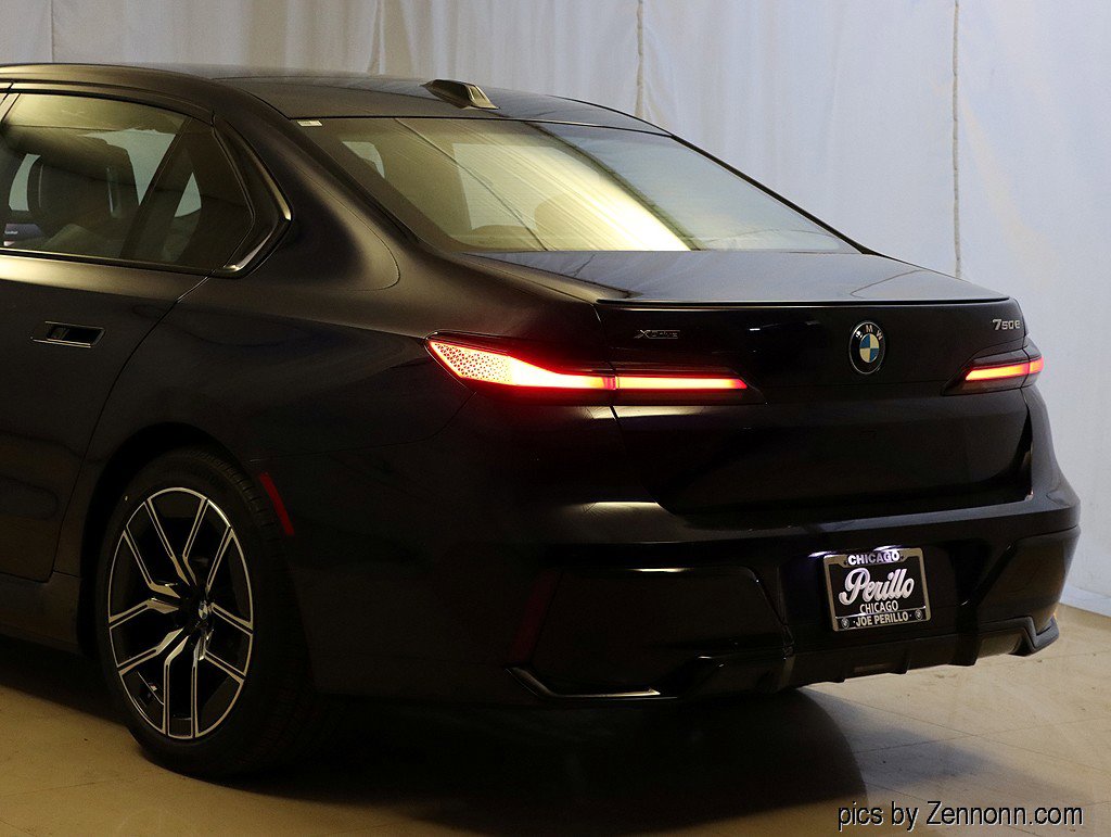 Used 2026 BMW 750e xDrive image 8