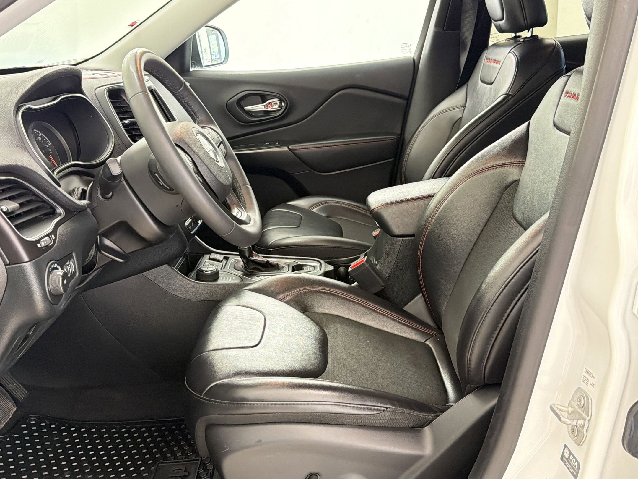 Used 2022 Jeep Cherokee Trailhawk image 5