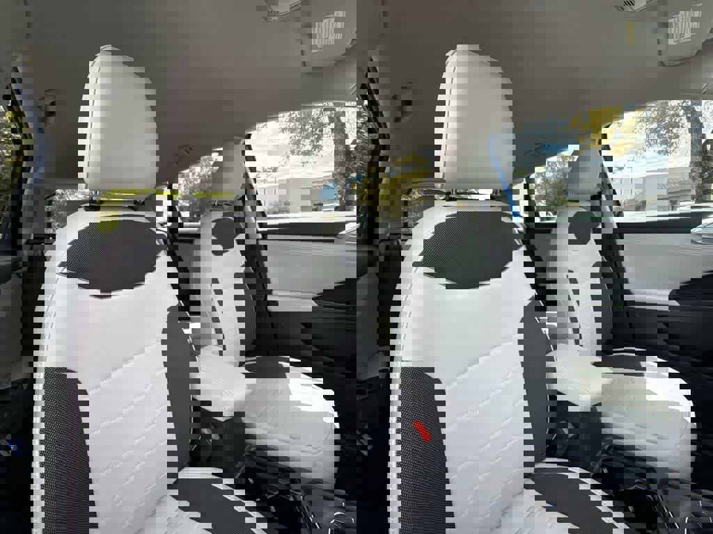 Used 2025 Volkswagen Taos SE image 27