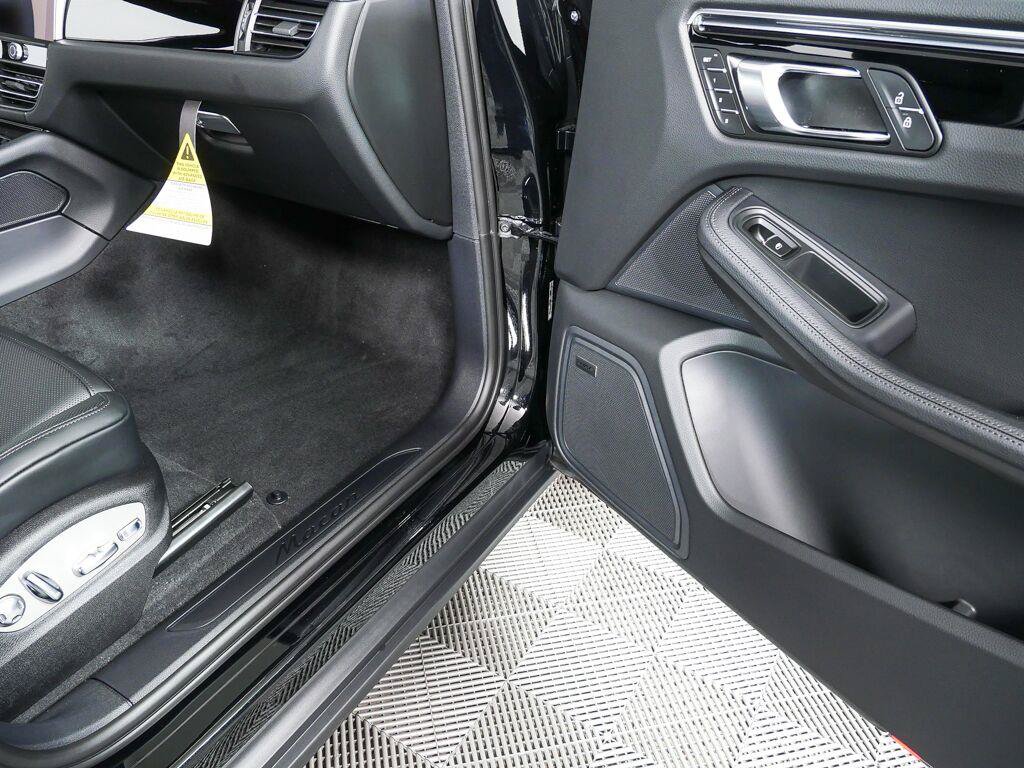 Certified 2026 Porsche Macan AWD/4WD image 26