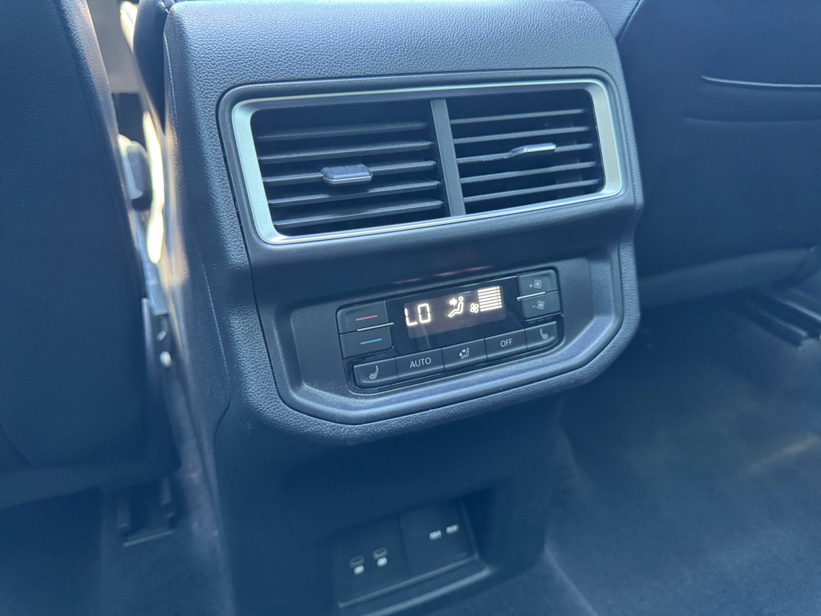 Used 2025 Volkswagen Atlas SEL Premium R-Line AWD/4WD image 23