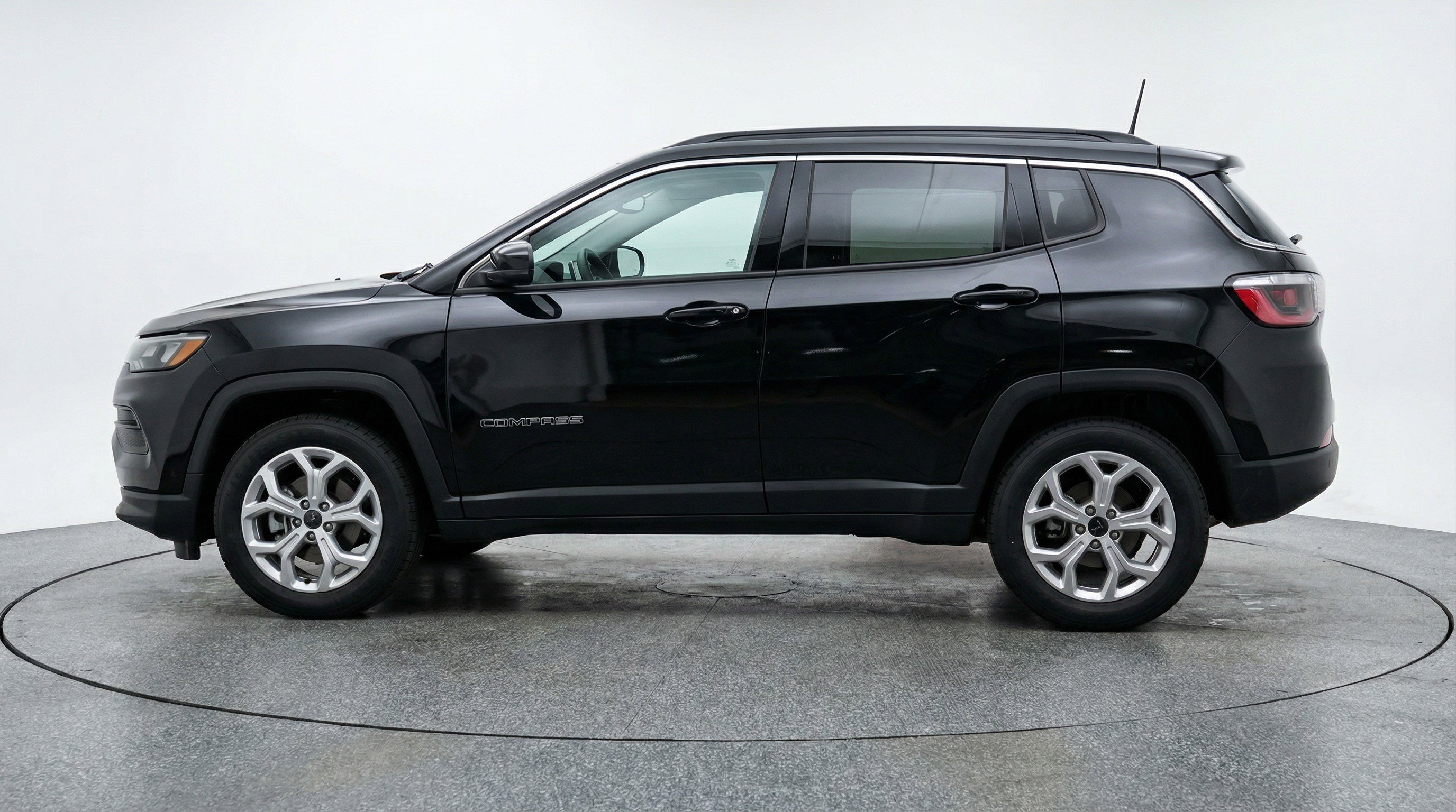 Used 2025 Jeep Compass Latitude image 5