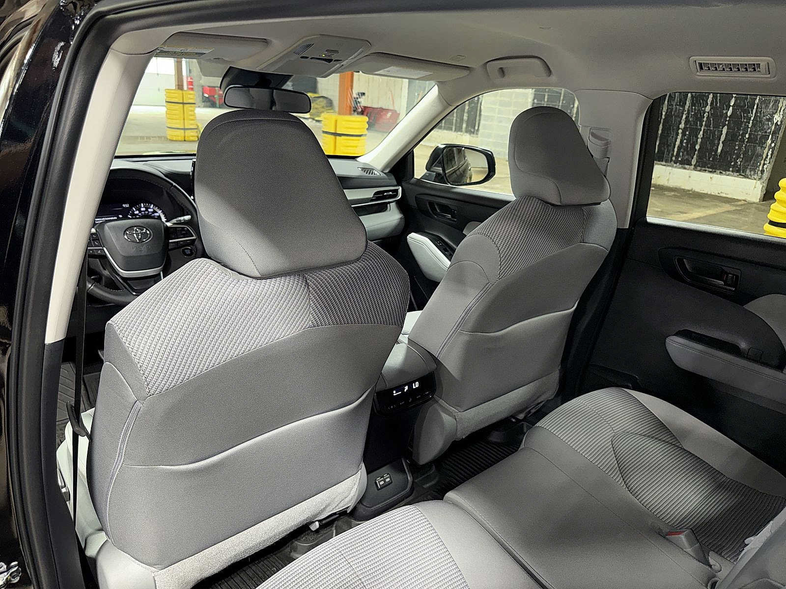 Used 2024 Toyota Highlander LE FWD image 28