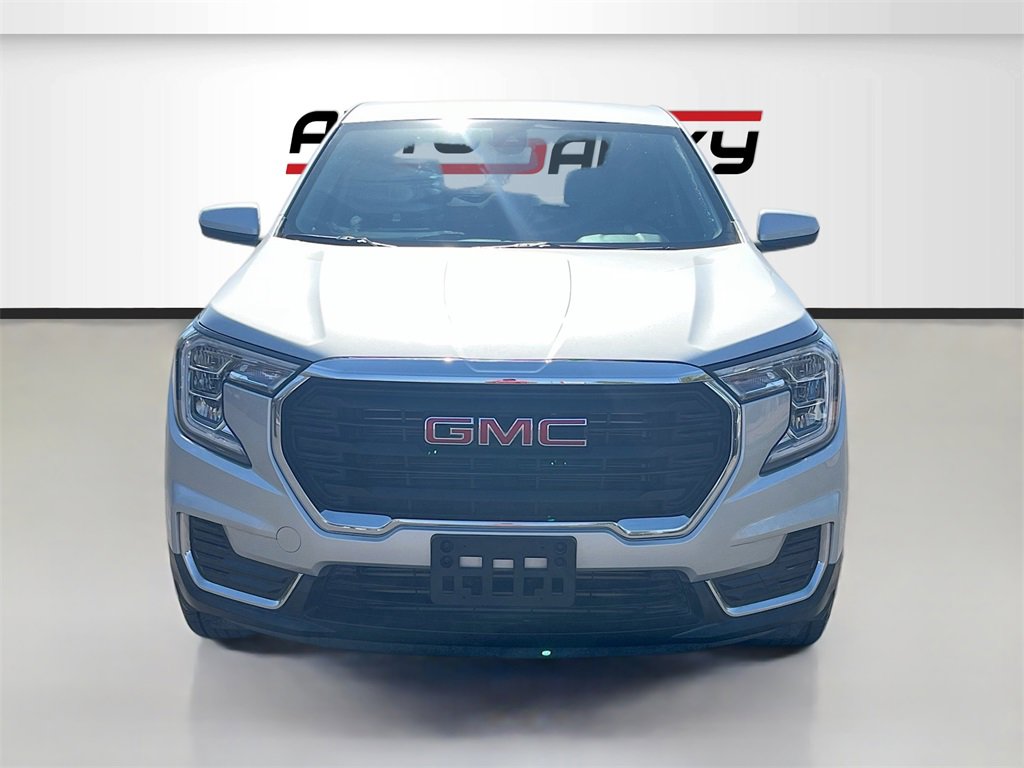 Used 2022 GMC Terrain SLE image 2