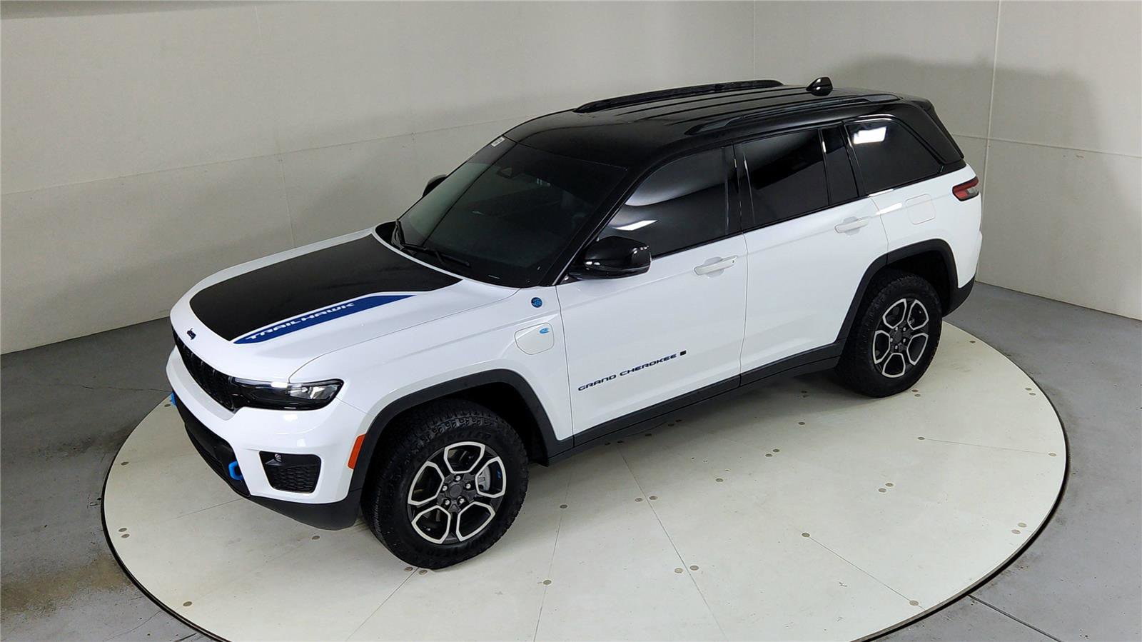 Used 2024 Jeep Grand Cherokee Trailhawk w/ Luxury Tech Group III image 44