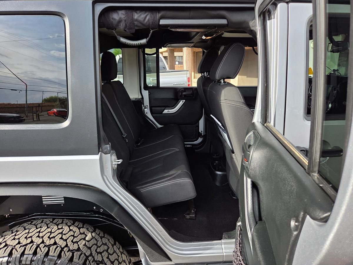 Used 2018 Jeep Wrangler Unlimited Sahara w/ Connectivity Group AWD/4WD image 57