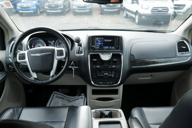 Used 2015 Chrysler Town & Country Touring image 5