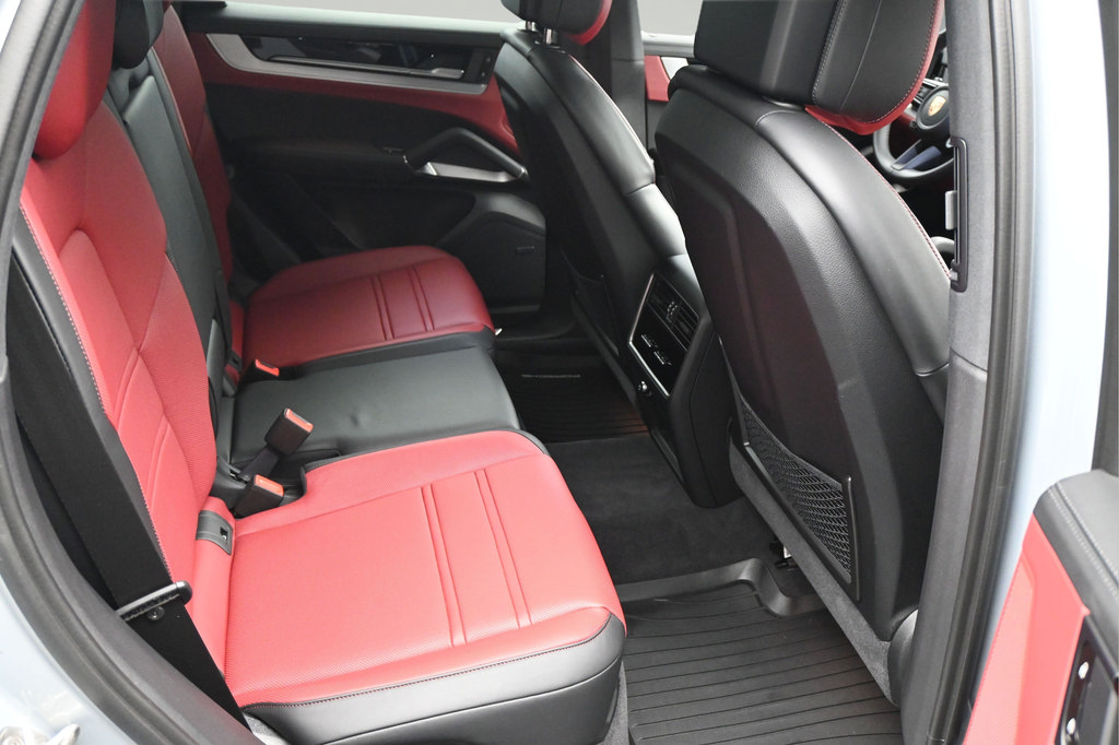 Certified 2025 Porsche Cayenne E-Hybrid AWD/4WD image 9