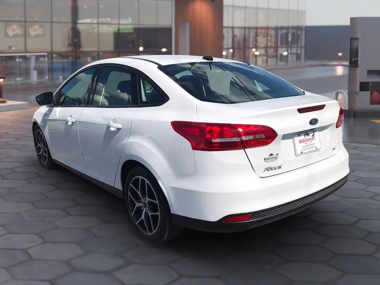 Used 2018 Ford Focus SE w/ SE Appearance Package FWD image 9