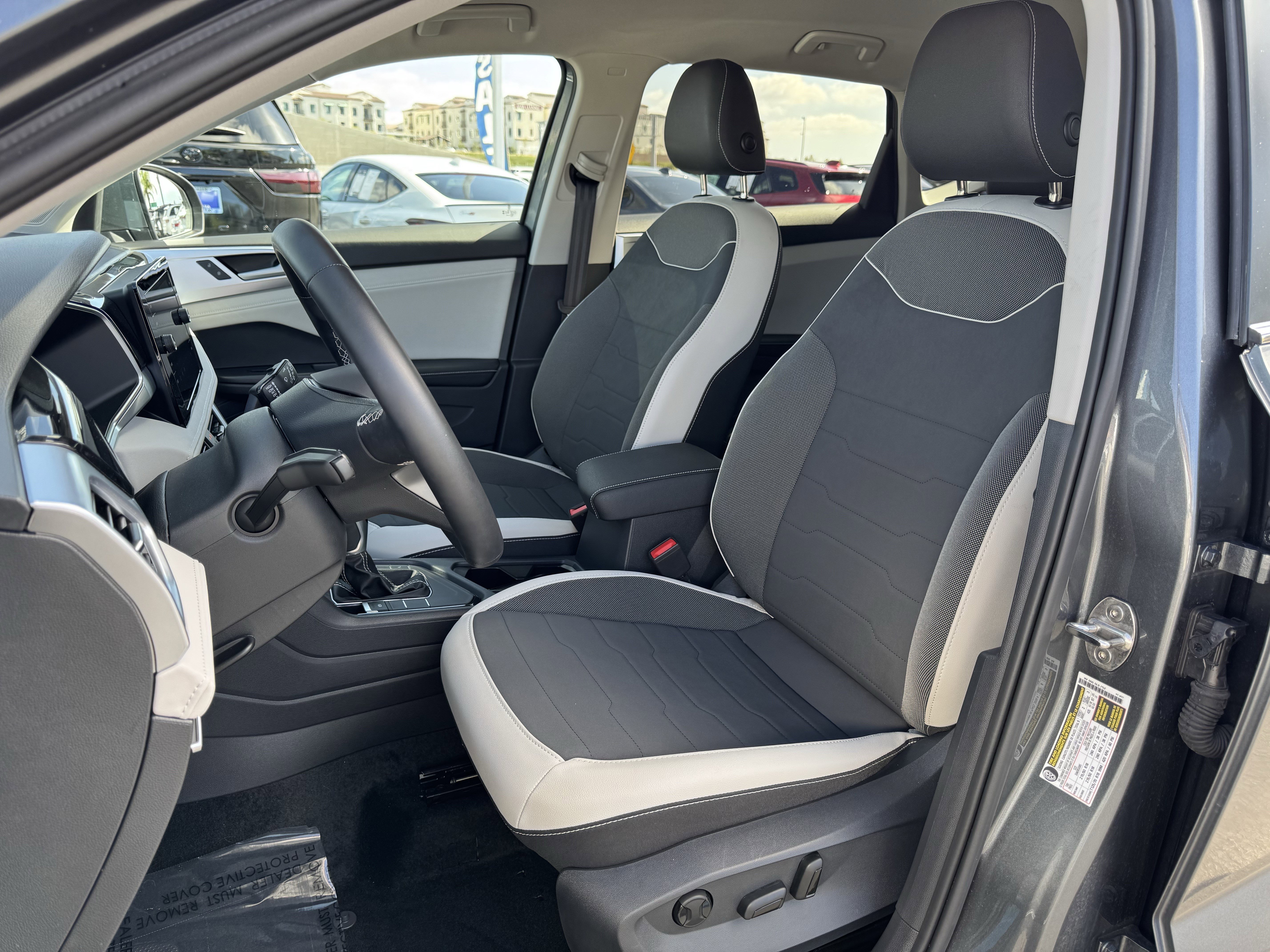 Used 2025 Volkswagen Taos SE image 16