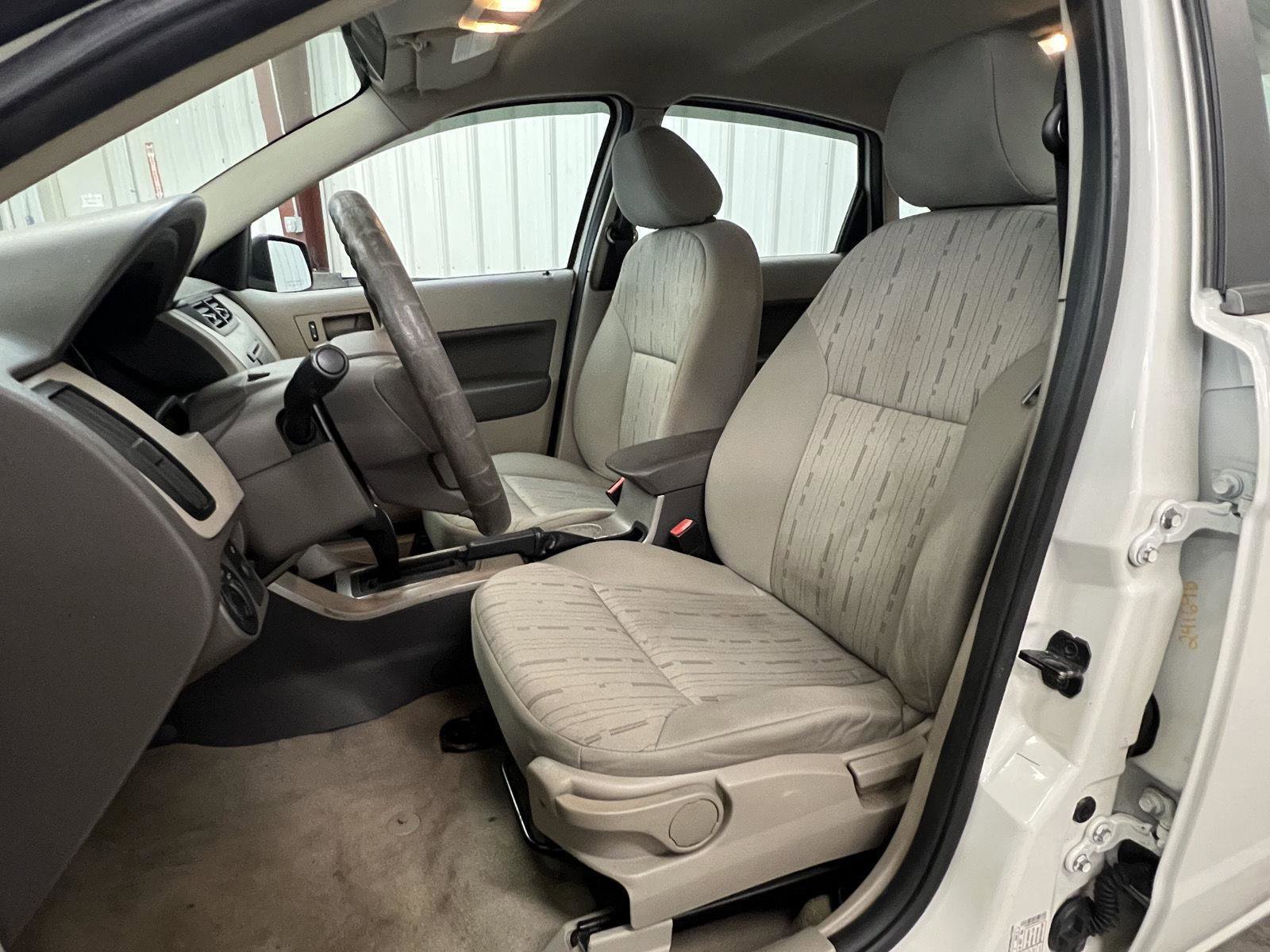 Used 2010 Ford Focus SE image 3