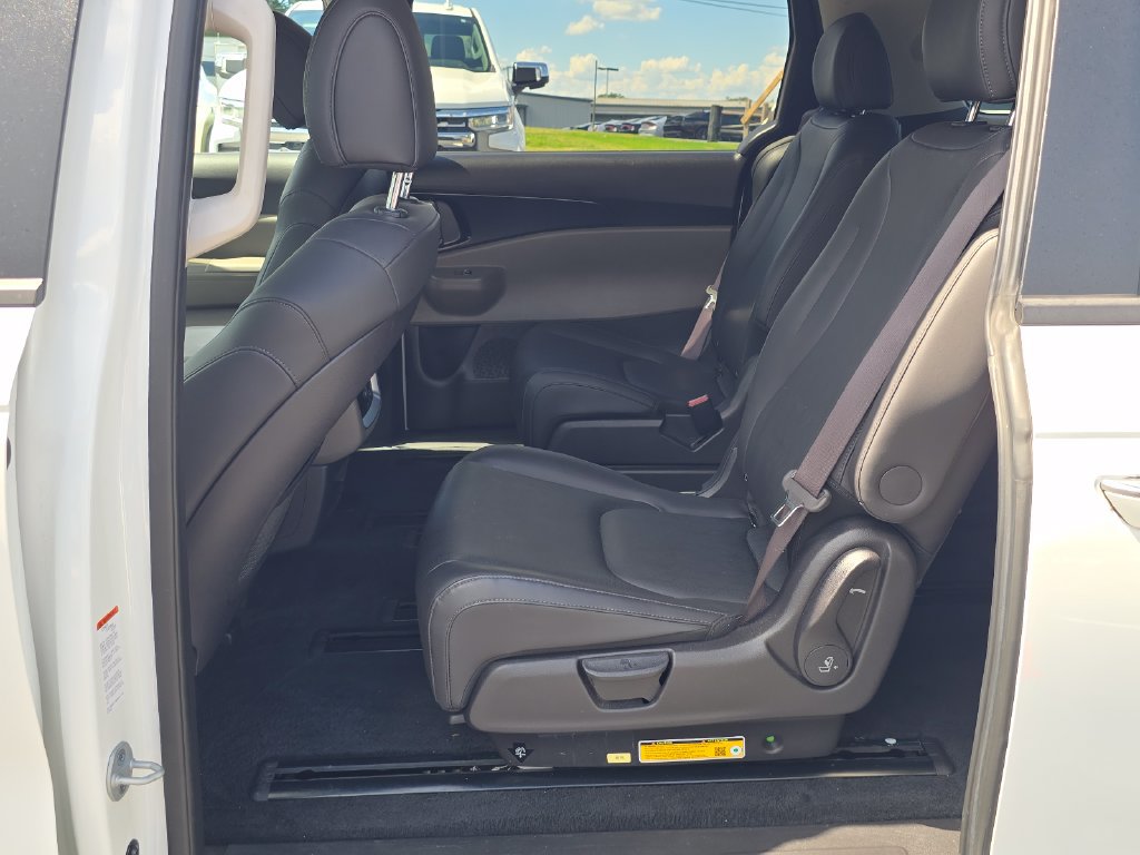 Certified 2025 Kia Carnival FWD image 10