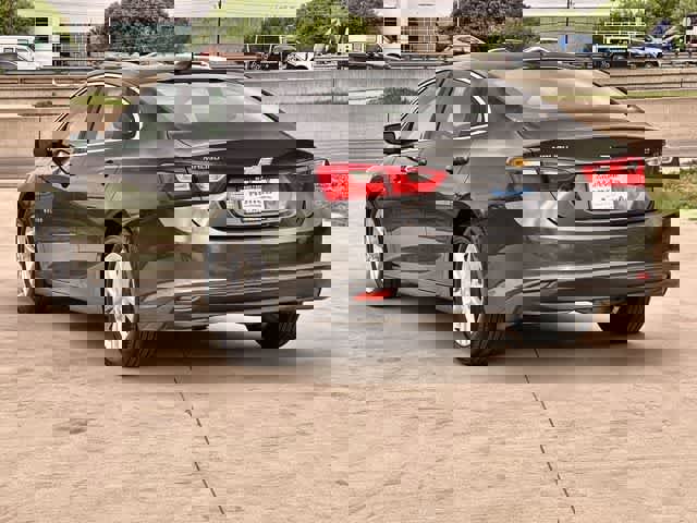 Used 2017 Chevrolet Malibu LT image 5