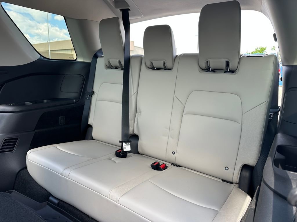 Used 2025 Nissan Pathfinder SL w/ Lighting Package (N92) image 14