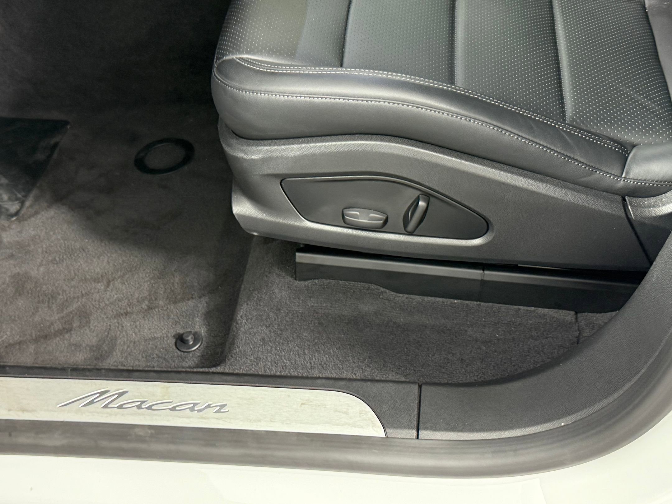 New 2025 Porsche Macan Electric image 15